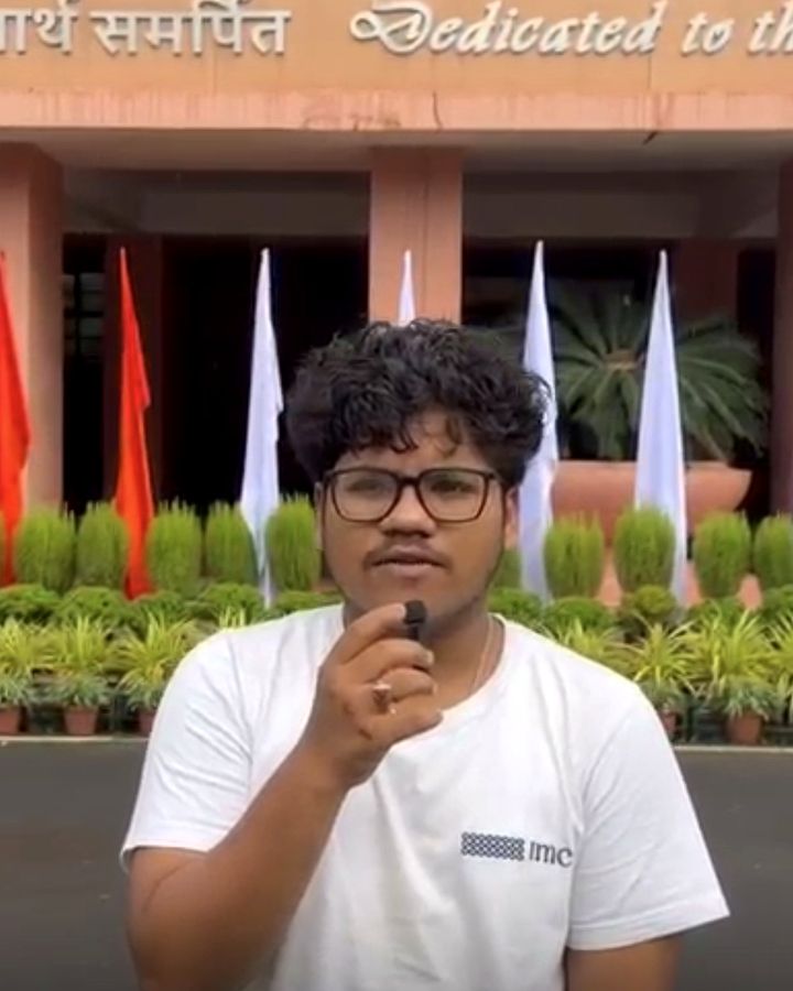 Eshwar Yadav in front of the IIT Kharagpur main building